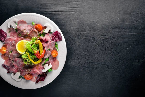 Carpaccio sığır eti, sebze, peynir, baharatlar, ahşap arka plan için. Üstten Görünüm. Boş alan