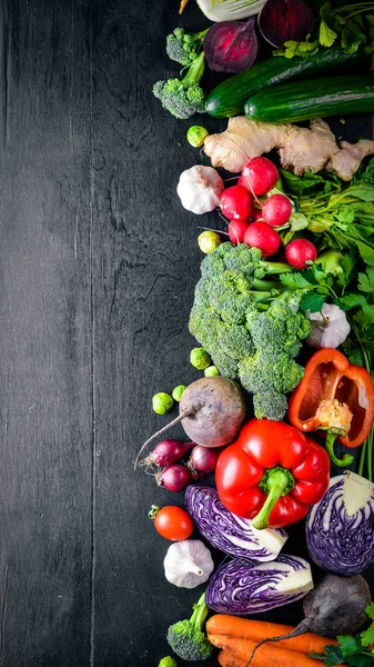 Büyük organik gıda ayarlayın. Taze çiğ sebze. Siyah bir kara tahta.