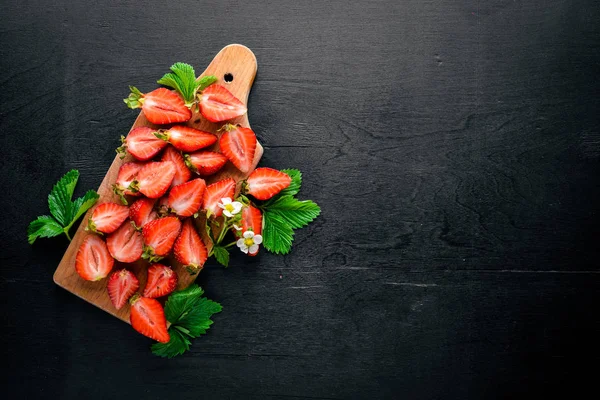 Taze çilek. Sağlıklı gıda. Ahşap arka plan üzerinde. Üstten Görünüm. Boş alan.