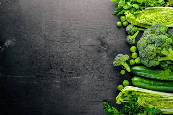 검은 돌에 신선한 녹색 채소의 컬렉션 — 스톡 사진