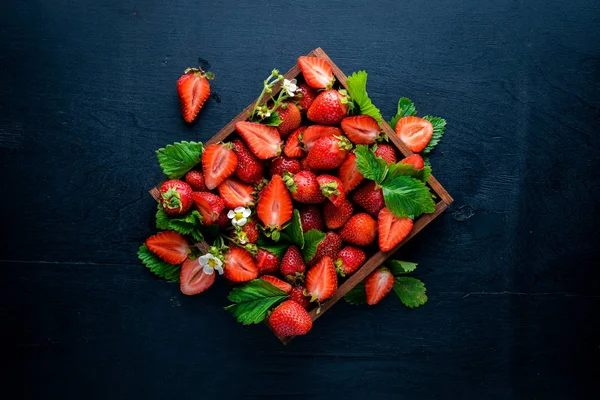Taze çilek. Sağlıklı gıda. Ahşap arka plan üzerinde. Üstten Görünüm. Boş alan.