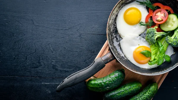 Sahanda yumurta ile bir tavada sebze ve otlar. Üstten Görünüm. Boş alan.