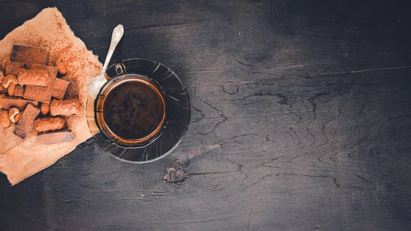 Chocolat chaud avec marshmallou, noix, épices, chocolat konfeti, cannelle. Sur le bureau en bois noir . — Photo