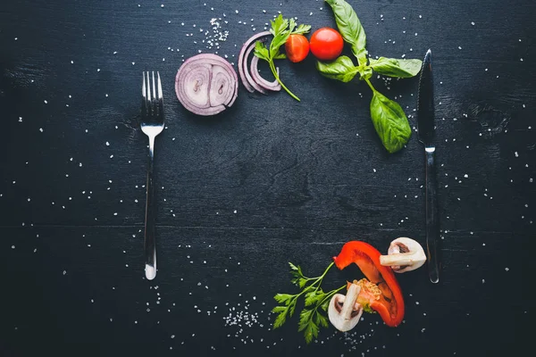 Ahşap köpük taze sebze ve baharatlar ile. Yemek pişirmek için hazırlanıyor. Bir siyah ahşap yüzeye. Metniniz için boş alan. Üstten Görünüm.