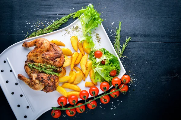 Tavuk ızgara, taze sebze ve patates. Ahşap bir arka plan üzerinde. Üstten Görünüm. Metniniz için boş alan.