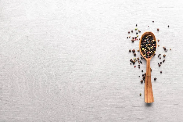 Güzel kokulu baharatlar kümesi. Siyah ve kırmızı biber, kişniş, kırmızı biber karışımı. Ahşap arka plan üzerinde. Üstten Görünüm. Boş alan.