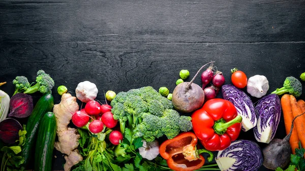 Büyük organik gıda ayarlayın. Taze çiğ sebze. Siyah bir kara tahta.