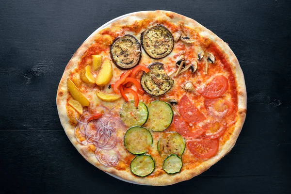 Pizza Mozzarella peyniri ve sebze. Ahşap bir arka plan üzerinde. Üstten Görünüm. Metniniz için boş alan.