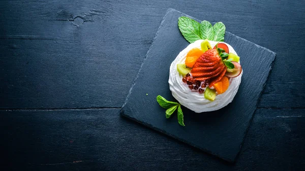 Taze çilek ve nane ile Desart. İtalyan mutfağı. Üstten Görünüm. Ahşap arka plan üzerinde.