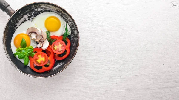 Sahanda yumurta ile bir tavada sebze ve otlar. Üstten Görünüm. Boş alan.