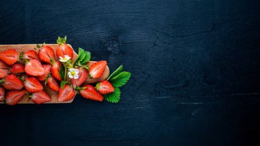 Taze çilek. Sağlıklı gıda. Ahşap arka plan üzerinde. Üstten Görünüm. Boş alan.