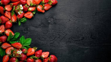 Taze çilek. Sağlıklı gıda. Ahşap arka plan üzerinde. Üstten Görünüm. Boş alan.