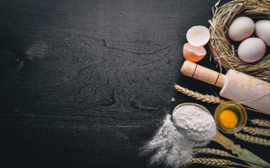 Pişirme için hazırlık. Bir oklava ile yumurta. Taş masanın üstünde. Metin için özgür yer. Üstten Görünüm.