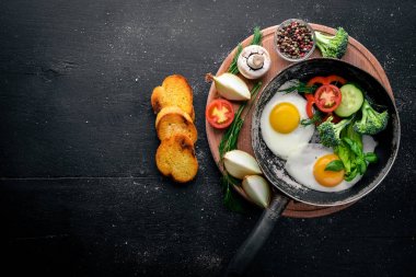 Otlar, kızarmış yumurta ekmek ve sebze bir tavada tost. Üstten Görünüm. Boş alan.