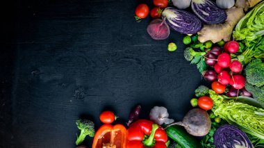 Büyük organik gıda ayarlayın. Taze çiğ sebze. Siyah bir kara tahta.