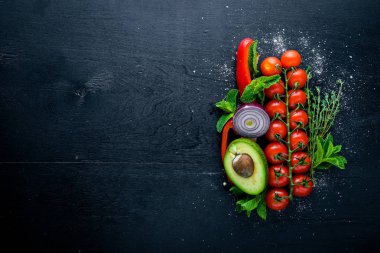 Çeşitli sebze ve kiraz domates ahşap arka plan üzerinde. Üstten Görünüm. Boş alan.