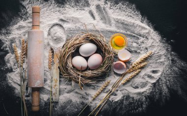 Pişirme için hazırlık. Bir oklava ile yumurta. Taş masanın üstünde. Metin için özgür yer. Üstten Görünüm.