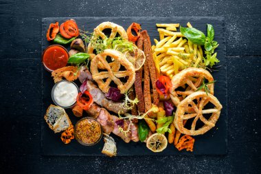 Çeşitli et ve soğuk meze. Ukrayna stili. Ahşap bir arka plan üzerinde. En iyi bir daha gözden geçirme. Boş alan.