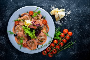 Carpaccio balık, sebze, peynir, baharatlar, ahşap arka plan için. Üstten Görünüm. Boş alan.