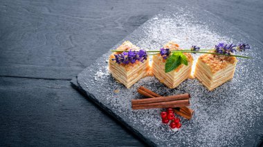 Taze çilek ile katmanlı pasta. Ahşap bir arka plan üzerinde. En iyi bir daha gözden geçirme. Boş alan.