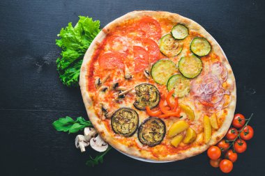 Pizza Mozzarella peyniri ve sebze. Ahşap bir arka plan üzerinde. Üstten Görünüm. Metniniz için boş alan.