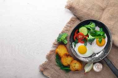 Otlar, kızarmış yumurta ekmek ve sebze bir tavada tost. Üstten Görünüm. Boş alan.