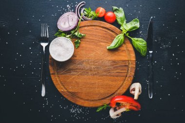 Ahşap köpük taze sebze ve baharatlar ile. Yemek pişirmek için hazırlanıyor. Bir siyah ahşap yüzeye. Metniniz için boş alan. Üstten Görünüm.