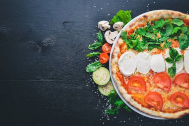 Pizza Mozzarella peyniri ve sebze. Ahşap bir arka plan üzerinde. Üstten Görünüm. Metniniz için boş alan.