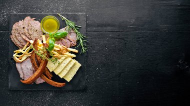 Çeşitli et ve soğuk meze. Ukrayna stili. Ahşap bir arka plan üzerinde. En iyi bir daha gözden geçirme. Boş alan.