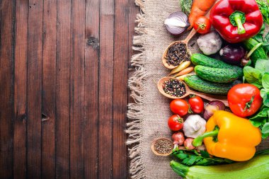 Organik gıda çerçevesinde. Taze çiğ sebze ve baharat. Ahşap tahta.