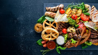 Çeşitli et ve soğuk meze. Ukrayna stili. Ahşap bir arka plan üzerinde. En iyi bir daha gözden geçirme. Boş alan.