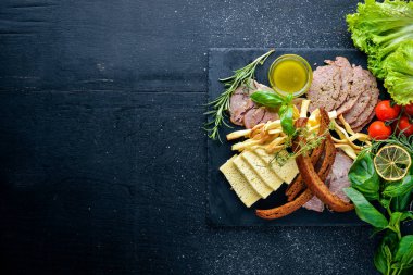 Çeşitli et ve soğuk meze. Ukrayna stili. Ahşap bir arka plan üzerinde. En iyi bir daha gözden geçirme. Boş alan.