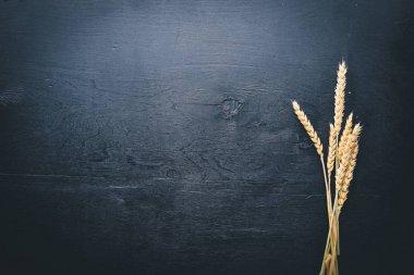 Ahşap arka plan buğday. Üstten Görünüm. Boş alan.