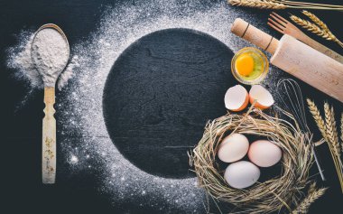 Pişirme için hazırlık. Bir oklava ile yumurta. Taş masanın üstünde. Metin için özgür yer. Üstten Görünüm.