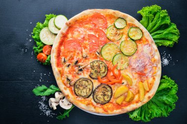 Pizza Mozzarella peyniri ve sebze. Ahşap bir arka plan üzerinde. Üstten Görünüm. Metniniz için boş alan.