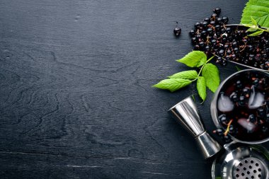 Ahşap arka plan üzerinde buz ile taze Siyah frenk üzümü kokteyl. Üstten Görünüm. Boş alan.