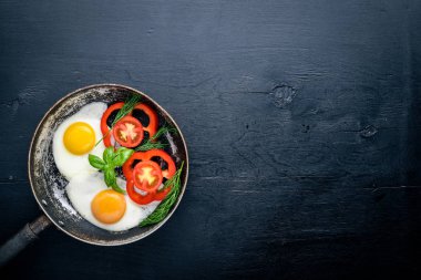 Sahanda yumurta ile bir tavada sebze ve otlar. Üstten Görünüm. Boş alan.