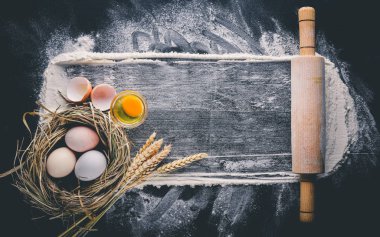 Pişirme için hazırlık. Bir oklava ile yumurta. Taş masanın üstünde. Metin için özgür yer. Üstten Görünüm.