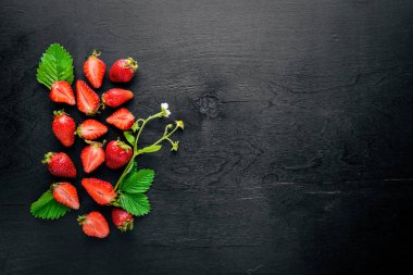 Taze çilek. Sağlıklı gıda. Ahşap arka plan üzerinde. Üstten Görünüm. Boş alan.
