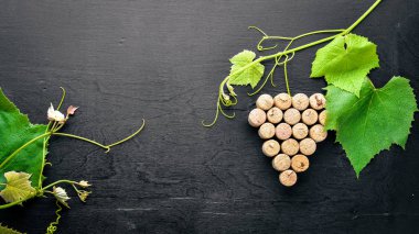 Üzüm cinayet sebebi. Şarap ve üzüm yaprakları mantar. Üstten Görünüm. Boş alan.