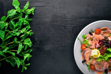 Carpaccio balık, sebze, peynir, baharatlar, ahşap arka plan için. Üstten Görünüm. Boş alan.