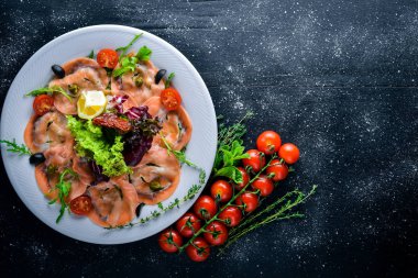 Carpaccio balık, sebze, peynir, baharatlar, ahşap arka plan için. Üstten Görünüm. Boş alan.