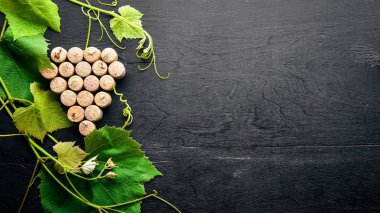 Üzüm cinayet sebebi. Şarap ve üzüm yaprakları mantar. Üstten Görünüm. Boş alan.