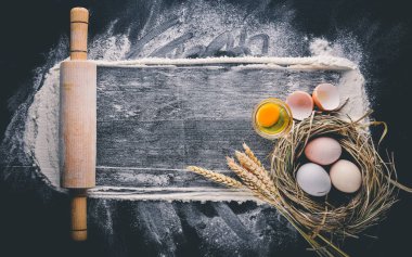 Pişirme için hazırlık. Bir oklava ile yumurta. Taş masanın üstünde. Metin için özgür yer. Üstten Görünüm.