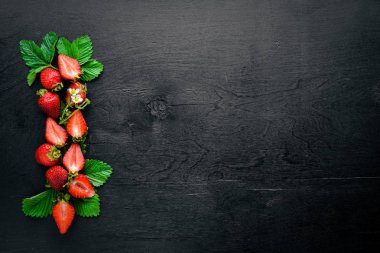 Taze çilek. Sağlıklı gıda. Ahşap arka plan üzerinde. Üstten Görünüm. Boş alan.