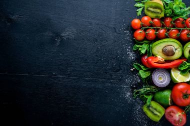 Çeşitli sebze ve kiraz domates ahşap arka plan üzerinde. Üstten Görünüm. Boş alan.