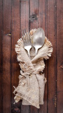 Eski çatal bıçak takımı. Ahşap arka plan üzerinde. Üstten Görünüm.