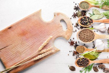 Güzel kokulu baharatlar kümesi. Siyah ve kırmızı biber, kişniş, kırmızı biber karışımı. Ahşap arka plan üzerinde. Üstten Görünüm. Boş alan.