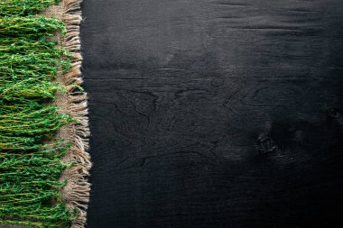 Taze otlar, baharatlar. Ahşap arka plan üzerinde. Üstten Görünüm. Boş alan.