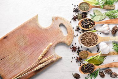 Güzel kokulu baharatlar kümesi. Siyah ve kırmızı biber, kişniş, kırmızı biber karışımı. Ahşap arka plan üzerinde. Üstten Görünüm. Boş alan.